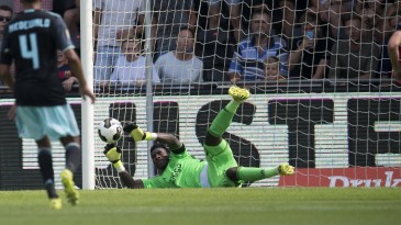 Bastou Cillessen sair para um goleiro do Ajax voltar a pegar pênalti no Campeonato Holandês