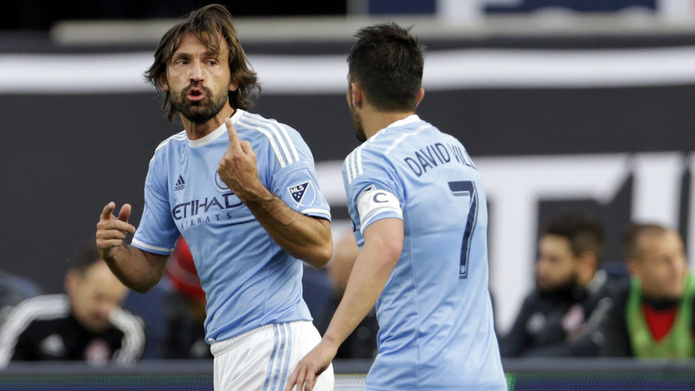 Pirlo deu um daqueles passes que n&oacute;s adoramos para o gol de David Villa