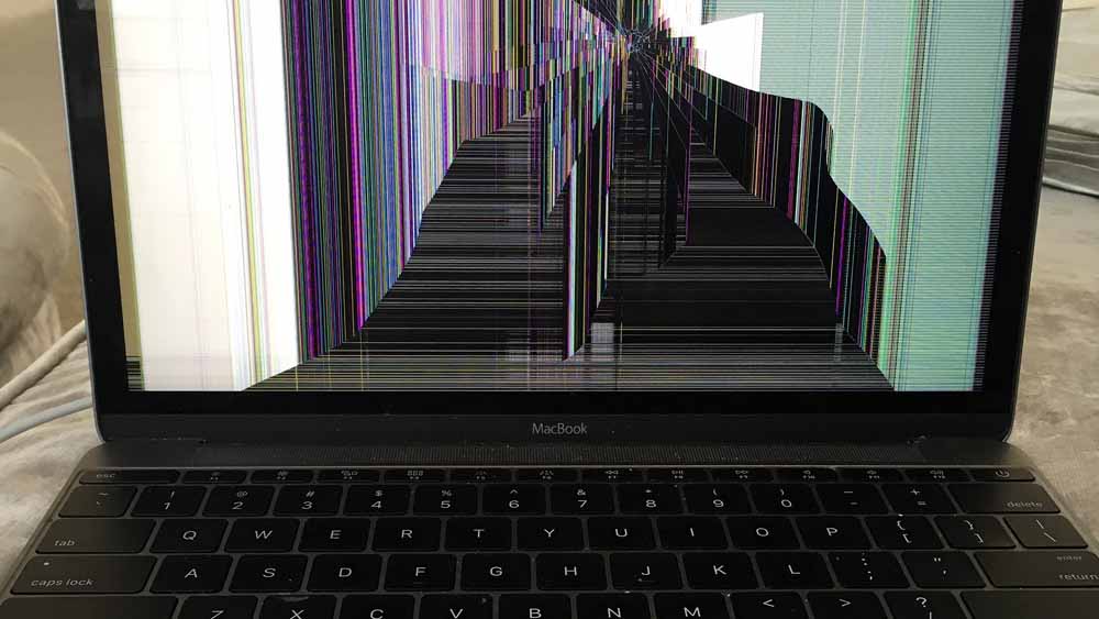 Quem nunca? Zagueiro do Bournemouth quebra computador ao sofrer gol no &uacute;ltimo minuto no FM