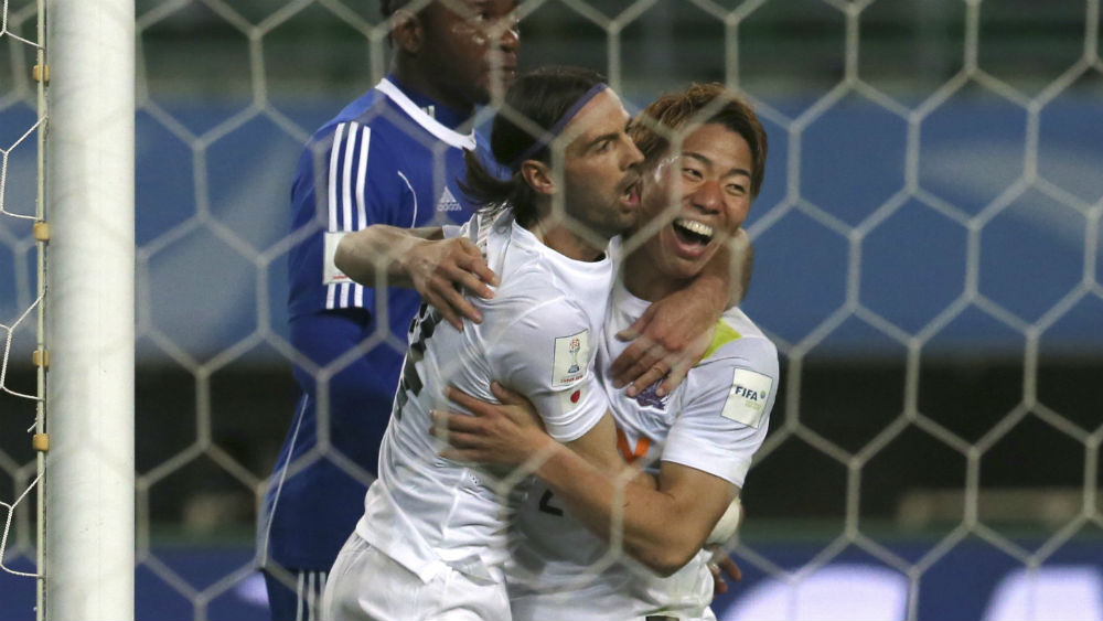 Takuma Asano, novo jogador do Arsenal, &agrave; direita (Foto: AP)