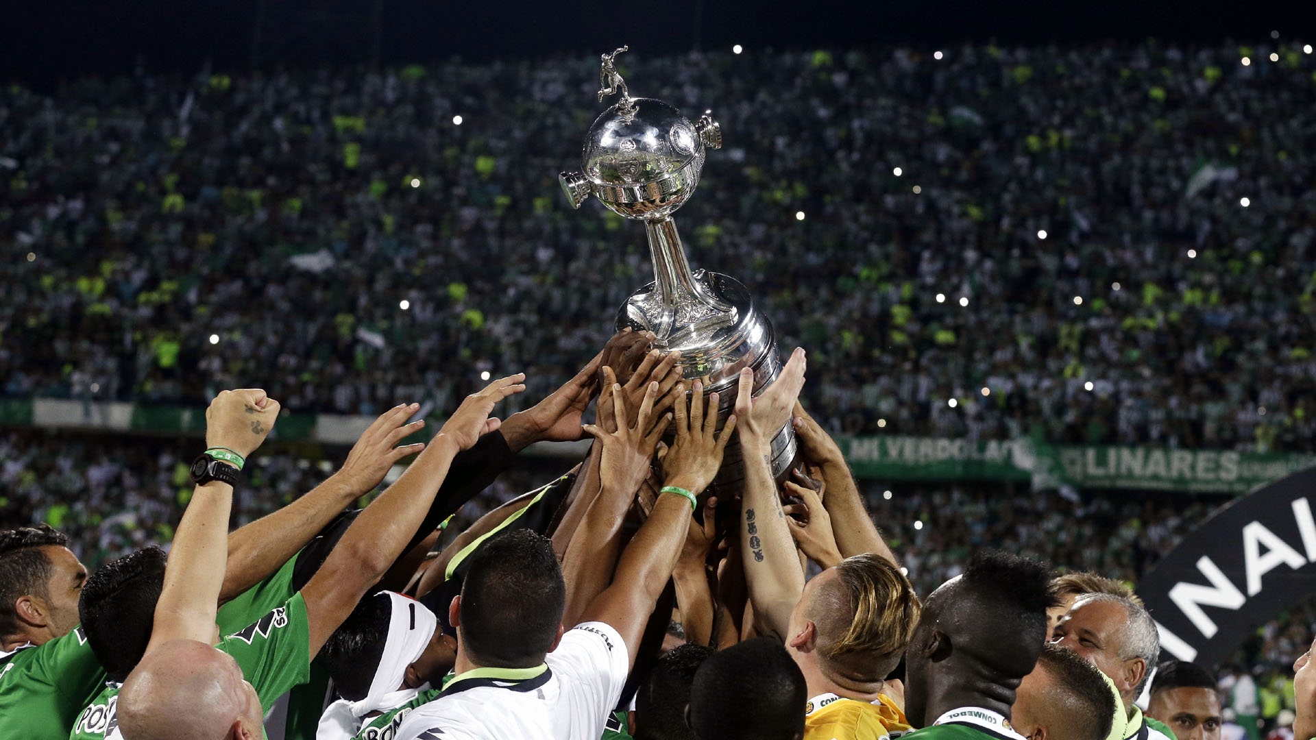Jogadores do Atl&eacute;tico Nacional comemoram o t&iacute;tulo da LIbertadores 2016 (AP Photo/Dolores Ochoa)