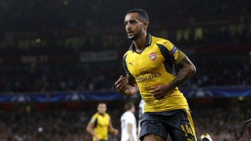Walcott e Sánchez jogaram tanto que o Basel pode comemorar ter tomado só 2 a 0 do Arsenal