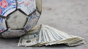 Apenas 30 clubes foram responsáveis por 47% do total que foi gasto em transferências na última década