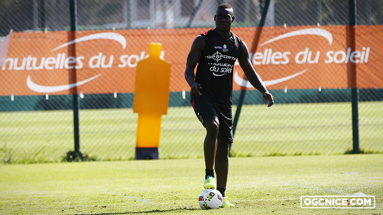 [V&iacute;deo] Balotelli j&aacute; virou a sensa&ccedil;&atilde;o do Nice logo em seu primeiro treino