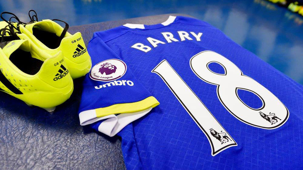 Gareth Barry comemorou 600 jogos na Premier League. Na foto a camisa 18 que veste no Everton