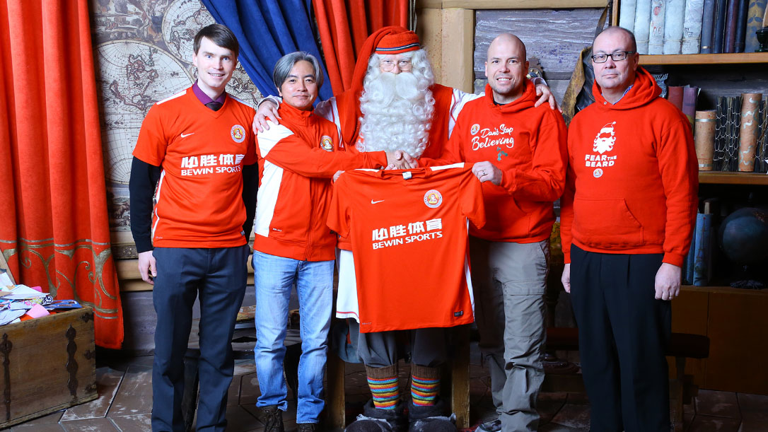 A foto do an&uacute;ncio do patroc&iacute;nio da Bewin Sports com o Santa Claus (Foto: Divulga&ccedil;&atilde;o)