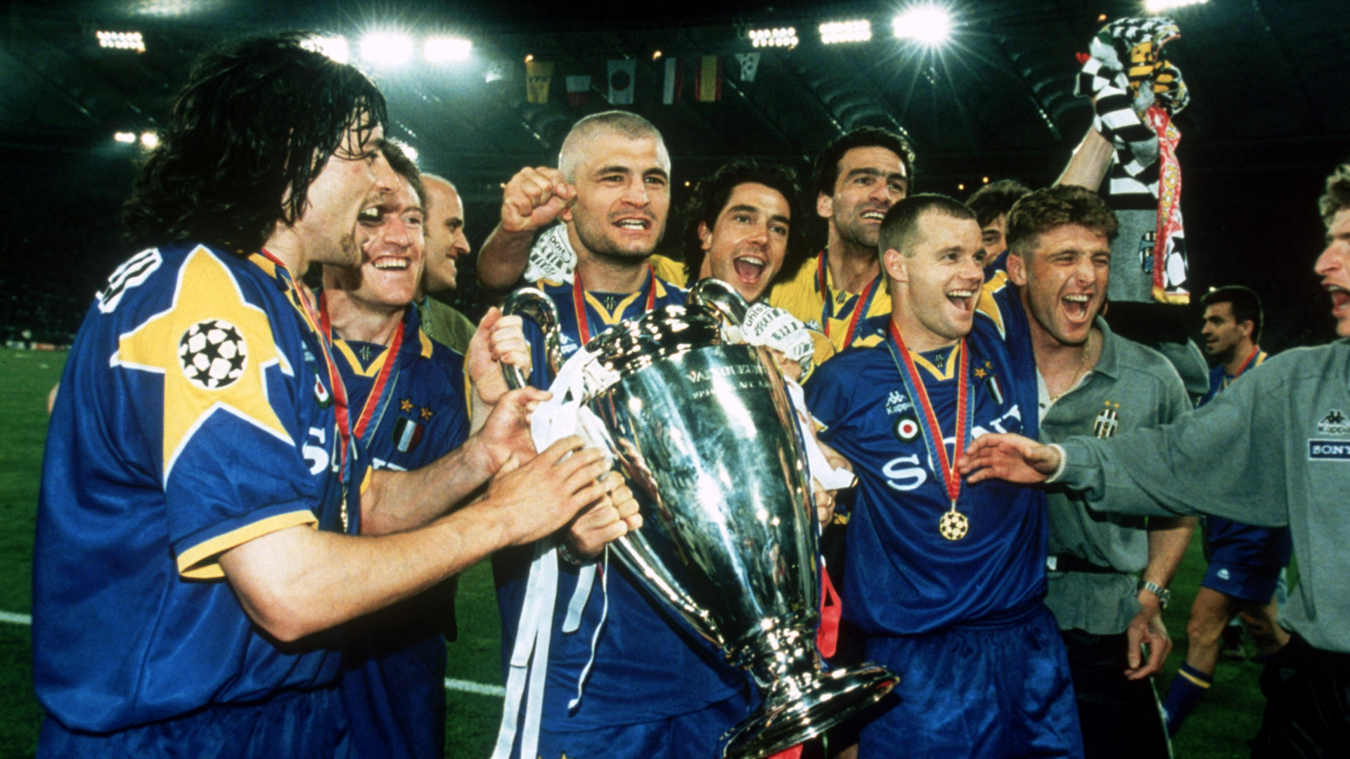 Gianluca Vialli, capit&atilde;o da Juvenuts em 1996, levanta a ta&ccedil;a da Champions League
