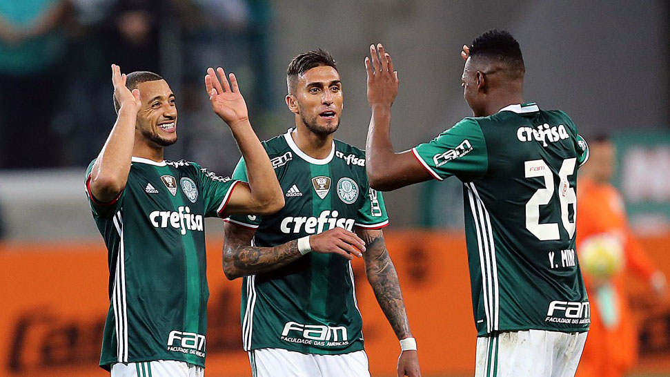 Palmeiras comemora vit&oacute;ria contra o S&atilde;o Paulo, com gols de Victor Hugo (esq.) e Mina (dir.), junto com Rafael Marques (centro) (Foto: Ricardo Stuckert / CBF)
