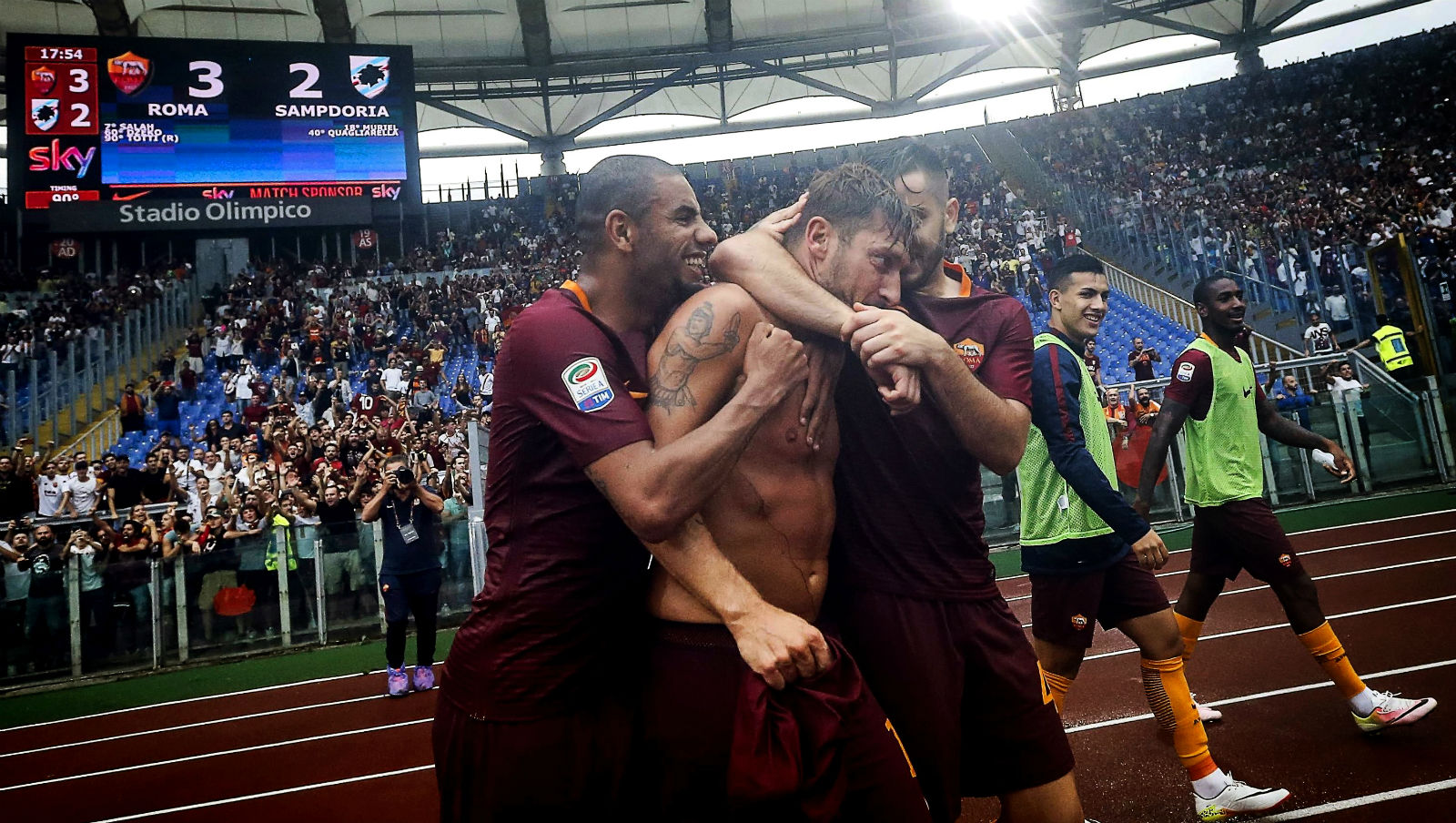 [V&iacute;deo] &Eacute; imposs&iacute;vel n&atilde;o se empolgar com esta narra&ccedil;&atilde;o estridente do gol de Totti