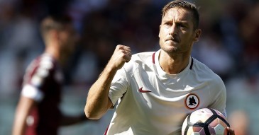 Reverência: Totti foi aplaudido de pé pela torcida do Torino e chegou a 250 gols pela Serie A