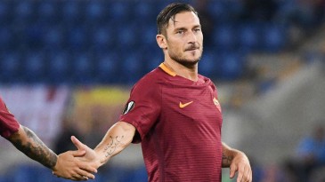 Ele não para! Totti dá nova aula no Olímpico e comanda a goleada da Roma