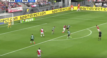 Bergkamp certamente se orgulhou ao ver este golaço no Campeonato Holandês