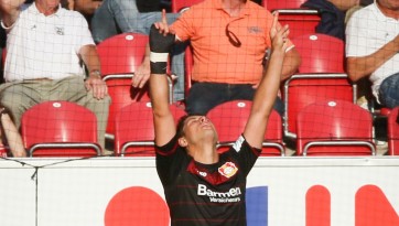 Três gols e virada aos 47 do segundo tempo: Chicharito viveu tarde heroica na Bundesliga