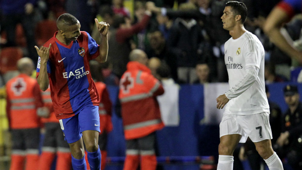 Deyverson comemora seu gol contra o Real Madrid na &uacute;ltima temporada (Foto: AP)