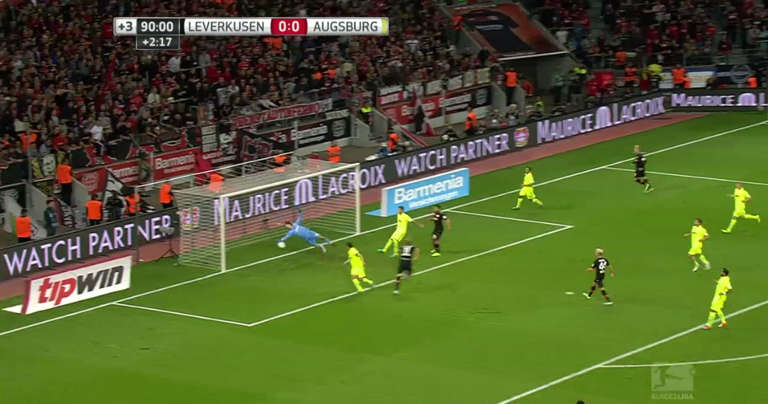 Olha s&oacute; o tamanho do milagre de Hitz para evitar o gol do Leverkusen no &uacute;ltimo minuto
