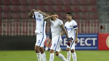 A Inter não se cansou de cometer besteira na zaga e perdeu mais uma na Liga Europa