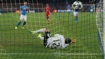 Júlio César teve uma noite infeliz na grande vitória do Napoli sobre o Benfica