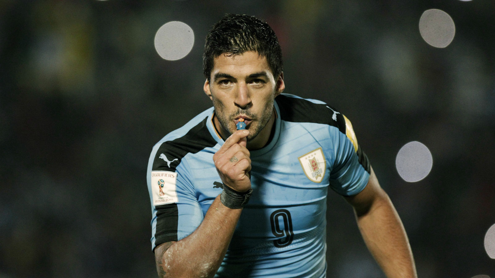 Em noite infernal, Su&aacute;rez e Cavani colocam o Uruguai no topo das Eliminat&oacute;rias