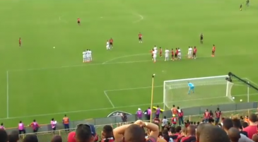 O golaço de falta de Marinho fica ainda melhor filmado do meio da galera no Barradão