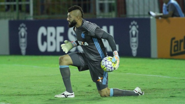 [V&iacute;deo] As defesas na Sul-Americana sublinham a &oacute;tima fase vivida por Alex Muralha