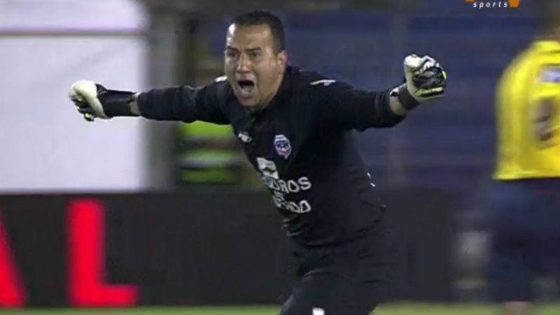 N&atilde;o bastasse o gol de falta magistral, este goleiro ainda deu uma assist&ecirc;ncia no mesmo jogo