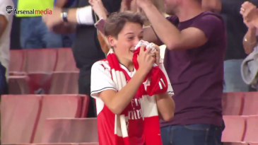 É tocante ver a emoção deste garoto ao receber a camisa que Özil usou contra o Chelsea