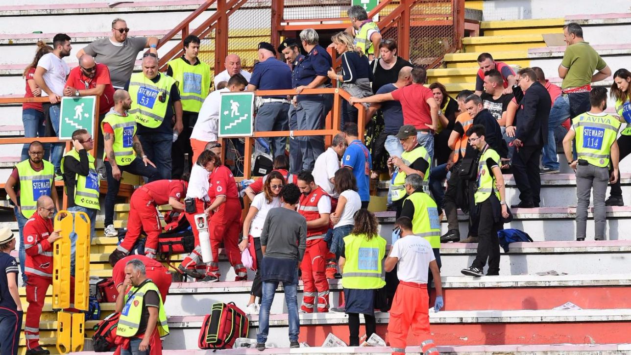 Torcedor infarta em d&eacute;rbi na It&aacute;lia e, por respeito, jogadores rodam a bola at&eacute; o apito final