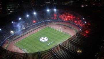 [Vídeo] A torcida do Napoli sabe como fazer o hino da Champions te arrepiar de verdade