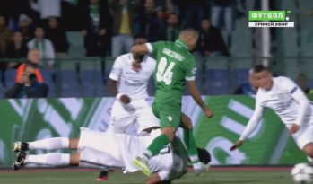 Thiago Motta derrubou o adversário com a nuca e cometeu pênalti pra lá de bizarro