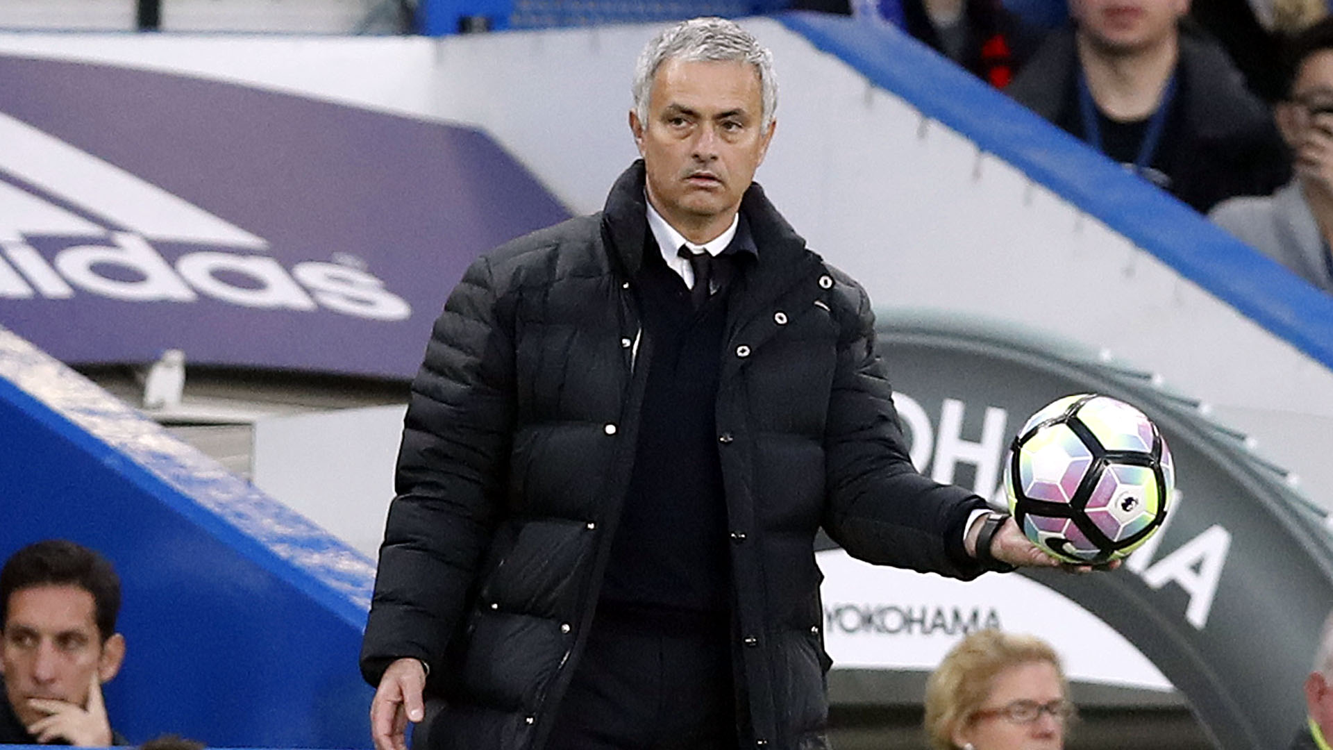 Na volta ao Stamford Bridge, Mourinho viu seu time ser massacrado pelo Chelsea (AP Photo/Kirsty Wigglesworth)
