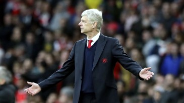 Wenger diz que nível da Premier League nesta temporada está decepcionante – e inclui o Arsenal