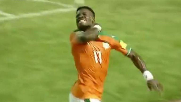 Aurier salva vida de jogador de Mali nas Eliminat&oacute;rias da Copa, mas causa pol&ecirc;mica em comemora&ccedil;&atilde;o