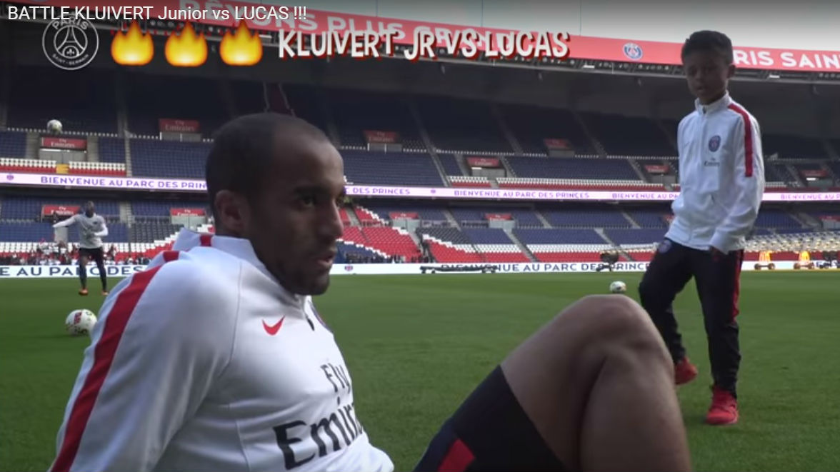 Filho de Kluivert encarou um desafio de habilidade com Lucas de igual para igual