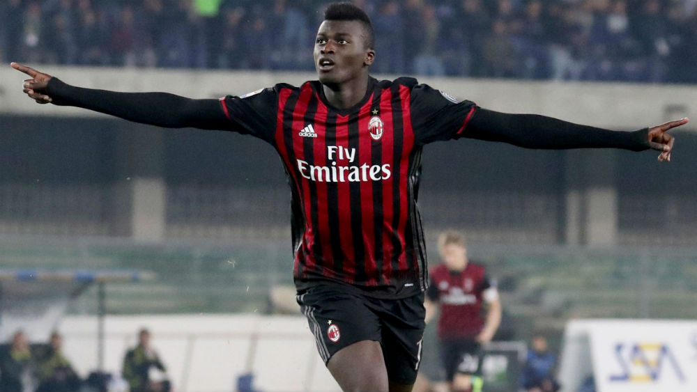 Com dois gola&ccedil;os, Milan vence e s&oacute; tem a Juventus a sua frente na Serie A