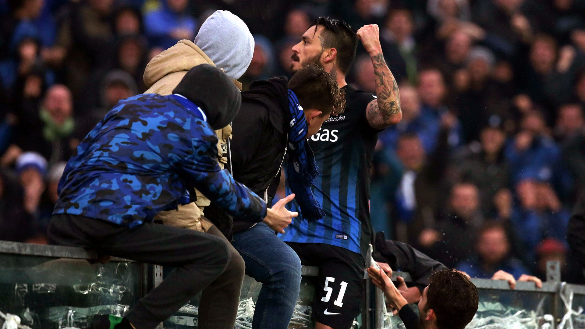 Pinilla comemora com torcedores da Atalanta (Paolo Magni/ANSA via AP)
