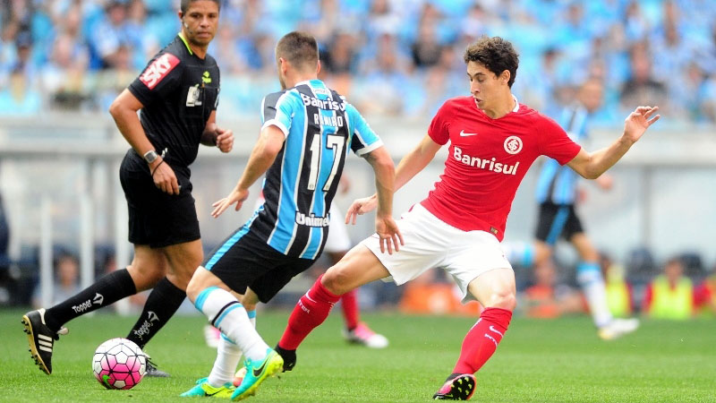 Ramiro, do Gr&ecirc;mio, disputa com Dourado, do Inter