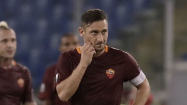 Totti: “Ou eu seguirei jogando ou vou me tornar treinador, mas não atrás de uma mesa”