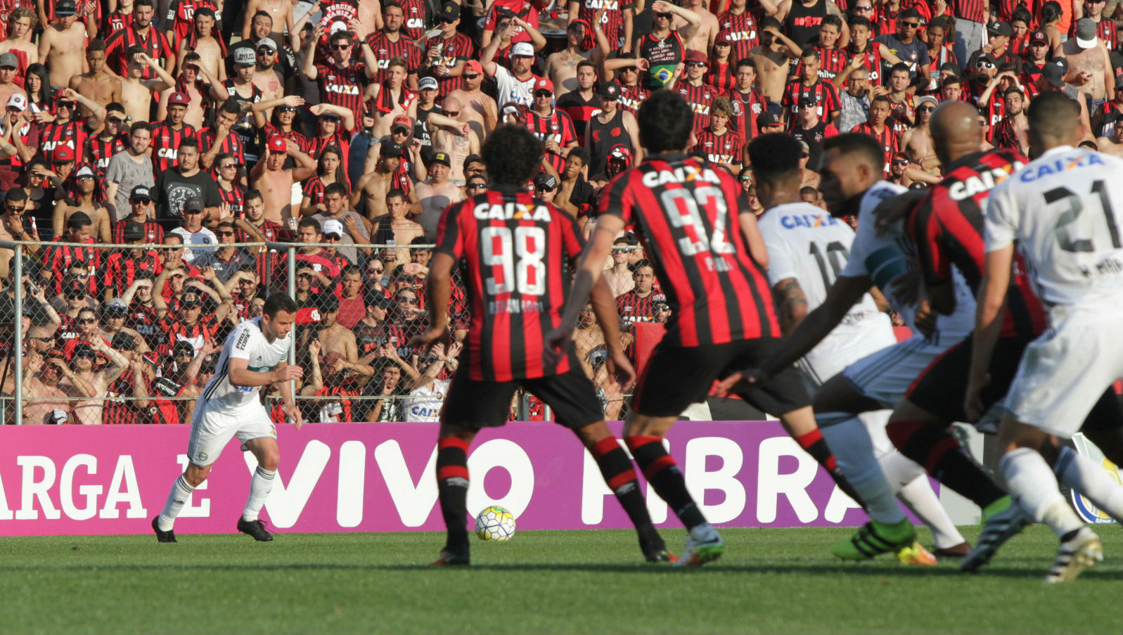 O Atletiba em que as torcidas n&atilde;o foram prioridade e ambas se manifestaram contra isso