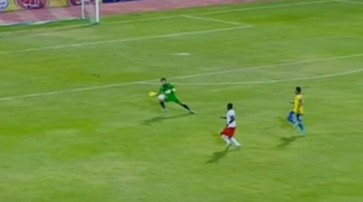 Surreal: Goleiro no Egito espalma fora da &aacute;rea e o juiz n&atilde;o marca falta &ndash; pior, ningu&eacute;m nem reclama