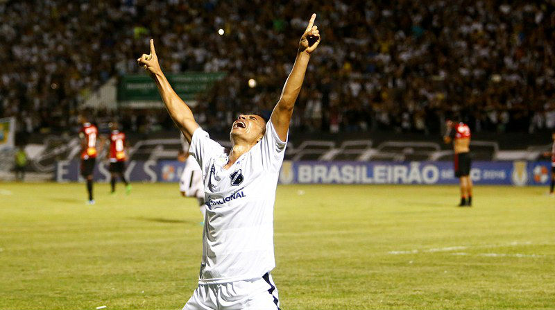 O Frasqueir&atilde;o pulsou para empurrar o ABC e comemorar o acesso na S&eacute;rie C