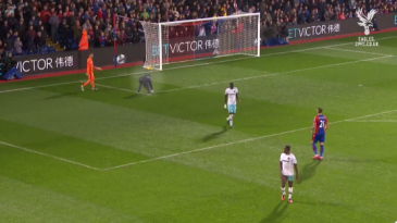 O Crystal Palace ganha um novo herói: o gandula que invadiu o campo para evitar a cera do goleiro