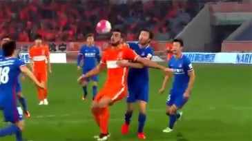 Dominou, ajeitou, virou e bateu: golaço de Pellè na China