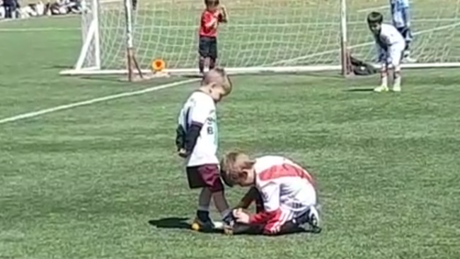 Em um gesto ador&aacute;vel, garoto atrasa jogada para amarrar a chuteira do advers&aacute;rio