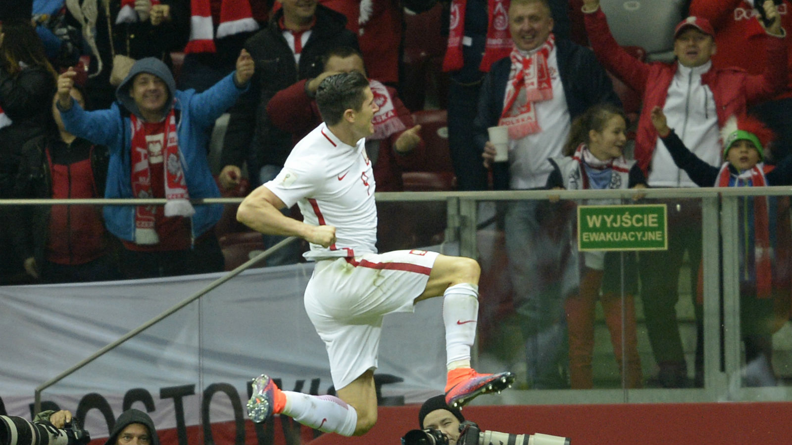 Lewandowski fez a torcida polonesa explodir com o gol da vit&oacute;ria no &uacute;ltimo lance