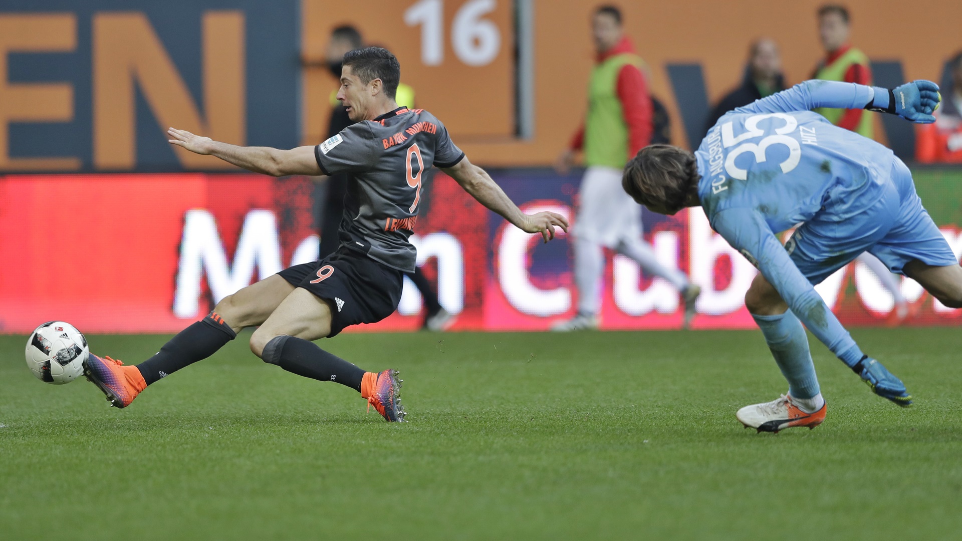 Desta vez, Lewandowski foi o destaque do Bayern em outro 3 a 1 sobre o Augsburg