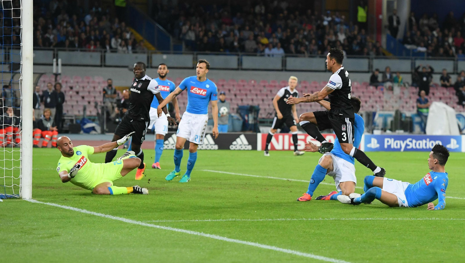O Napoli abusou dos vacilos e sofre uma derrota que ainda pode custar muito caro