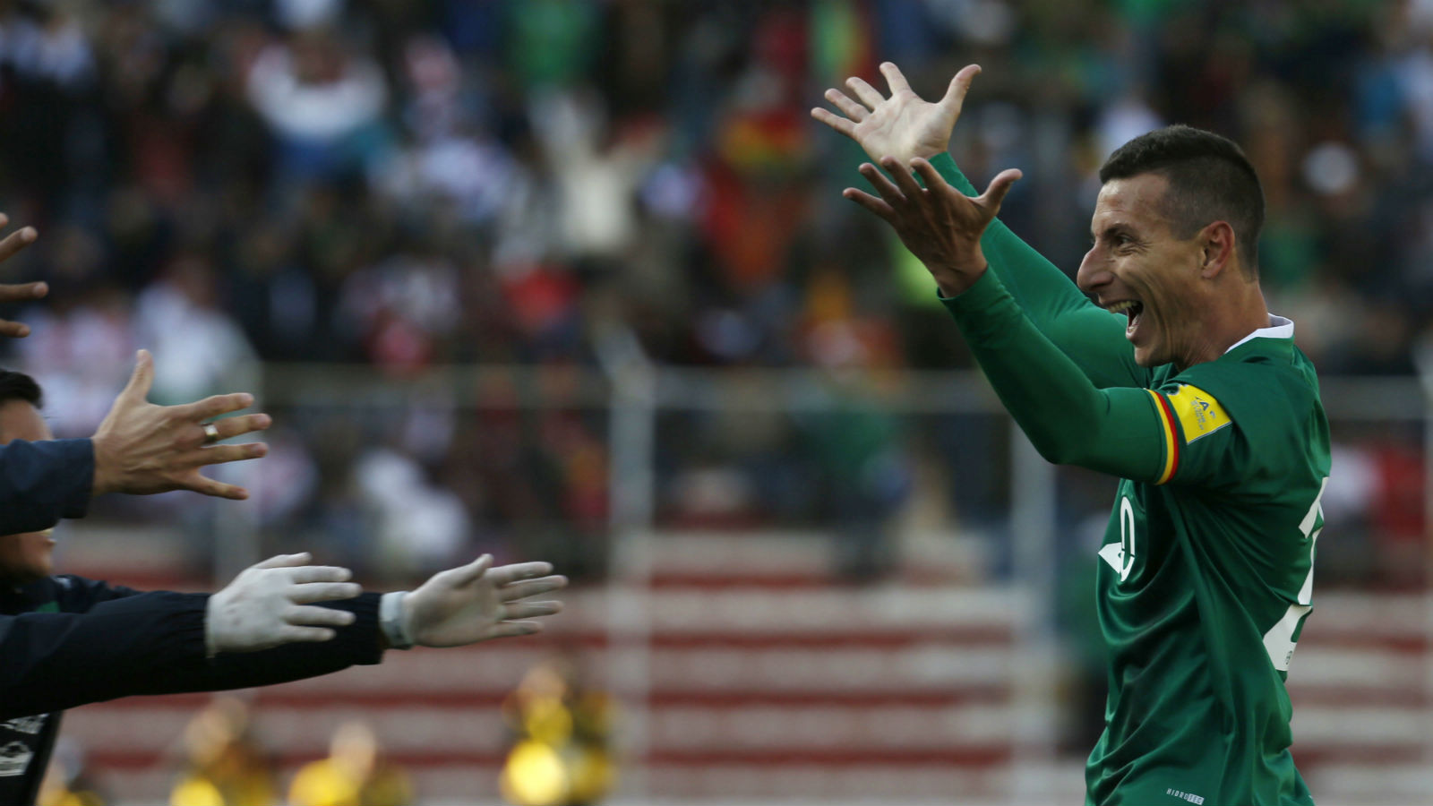 [V&iacute;deo] Pablo Escobar foi o &lsquo;patr&oacute;n&rsquo; da Bol&iacute;via ao marcar dois verdadeiros gola&ccedil;os