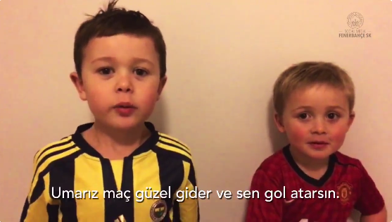 Lembra do inglesinho que chorou no adeus de Van Persie? Ele voltou a ser fofo antes do United x Fener