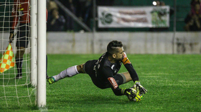 Elias fechou o gol do Ju, mas Victor mostrou outra vez nos p&ecirc;naltis por que &eacute; o santo do Galo