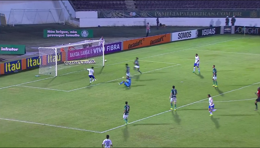 Acredite, Robinho perdeu este gol. Ou melhor, Z&eacute; Roberto salvou de maneira inacredit&aacute;vel